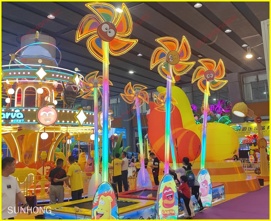 幼虫风车蹦床展厅-儿童玩耍-SUNHONG 一名儿童在 SUNHONG 展厅展示的 Larva Pinwheel 蹦床上玩耍 - SUNHONG