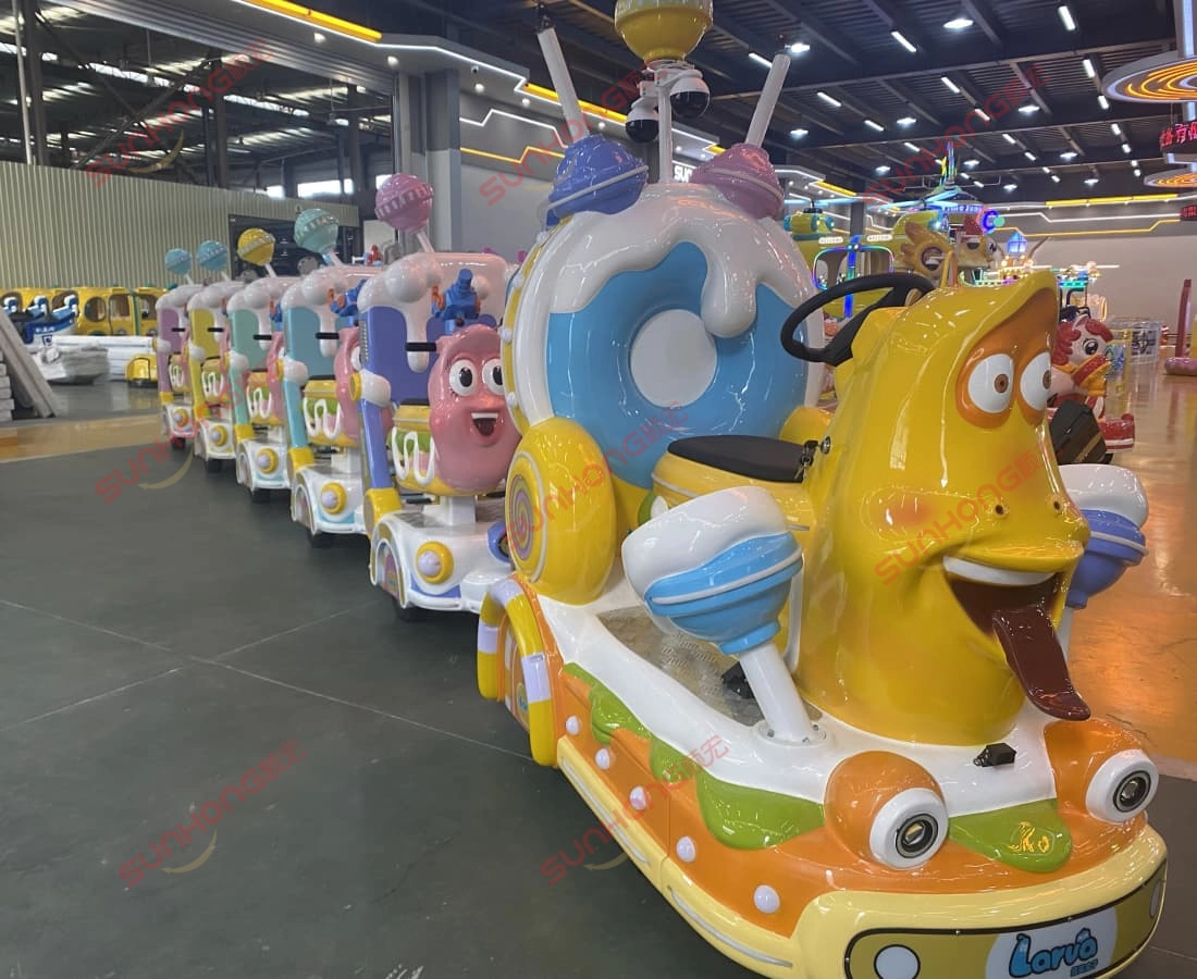 larva-ranger-trackless-train-showroom-yellow-head - SUNHONG Larva Ranger trackless train ride for sale displayed in SUNHONG’s showroom, featuring the iconic Yellow train head. - SUNHONG
