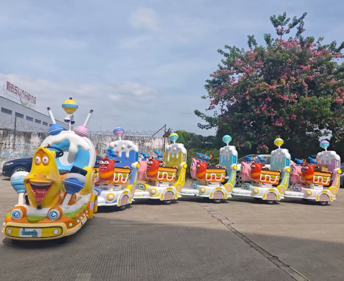 Perjalanan kereta api tanpa jejak Larva Ranger untuk dijual dipamerkan di hadapan kilang SUNHONG, menampilkan aksara Kuning dan Merah dengan logo SUNHONG di latar belakang. - SUNHONG