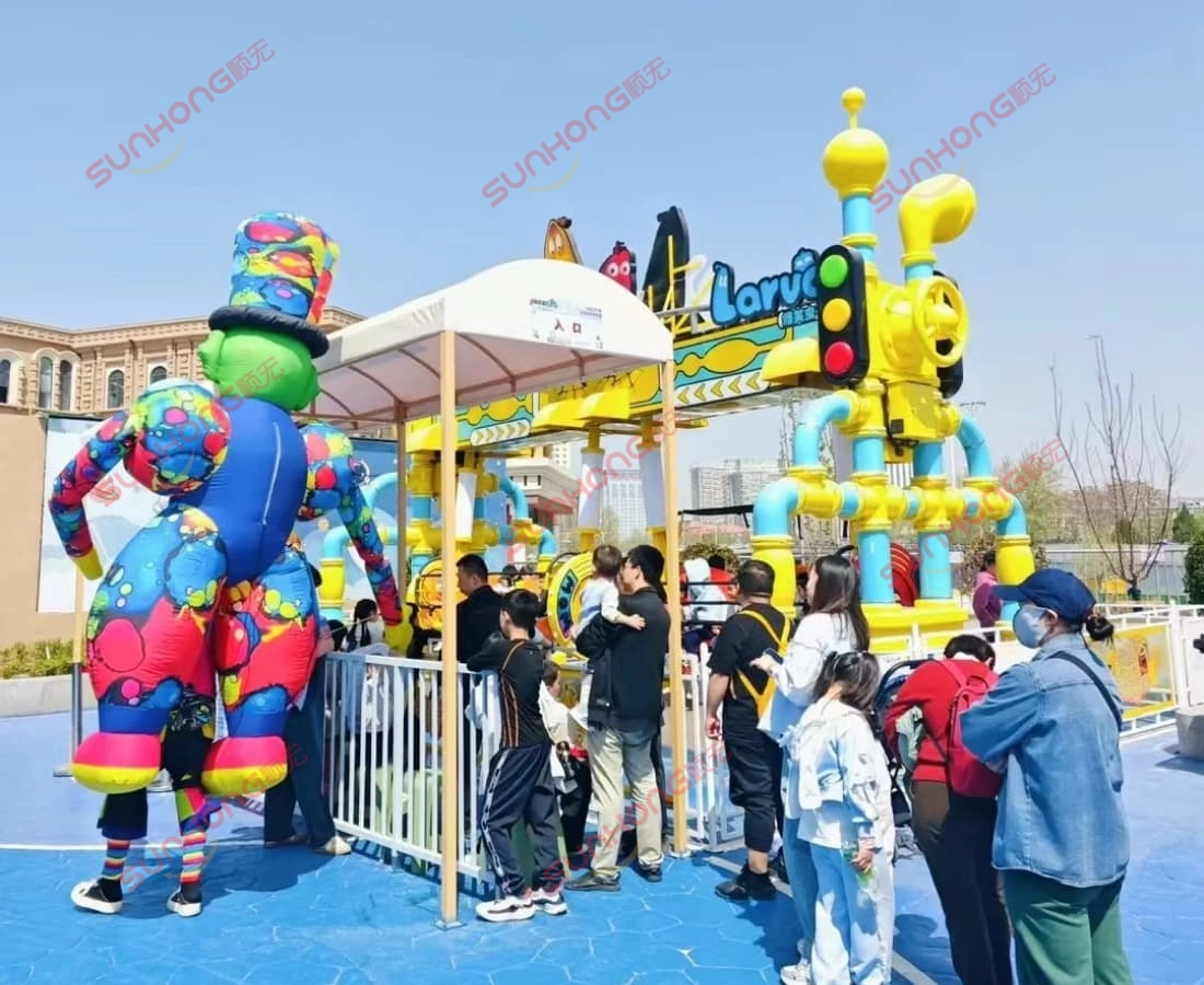 larva-swing-ride-for-sale-theme-park-queue - SUNHONG Larva Swing ride for sale with many people queuing at the amusement park. - SUNHONG