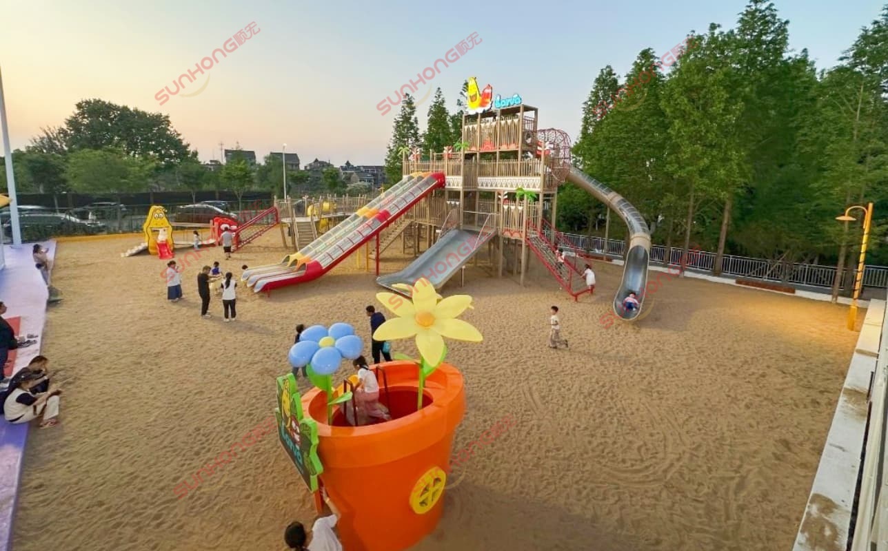 Larva-Theme-Park-Slide-Flower-House-Kids Larva-themed amusement park with slides, flower-shaped houses, and children playing.