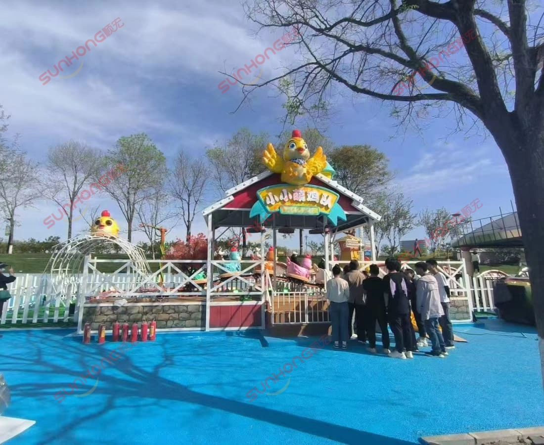 小鸡迷你过山车白天游乐设施 - SUNHONG 小鸡队迷你过山车户外安装,孩子们正在等待乘坐 - SUNHONG