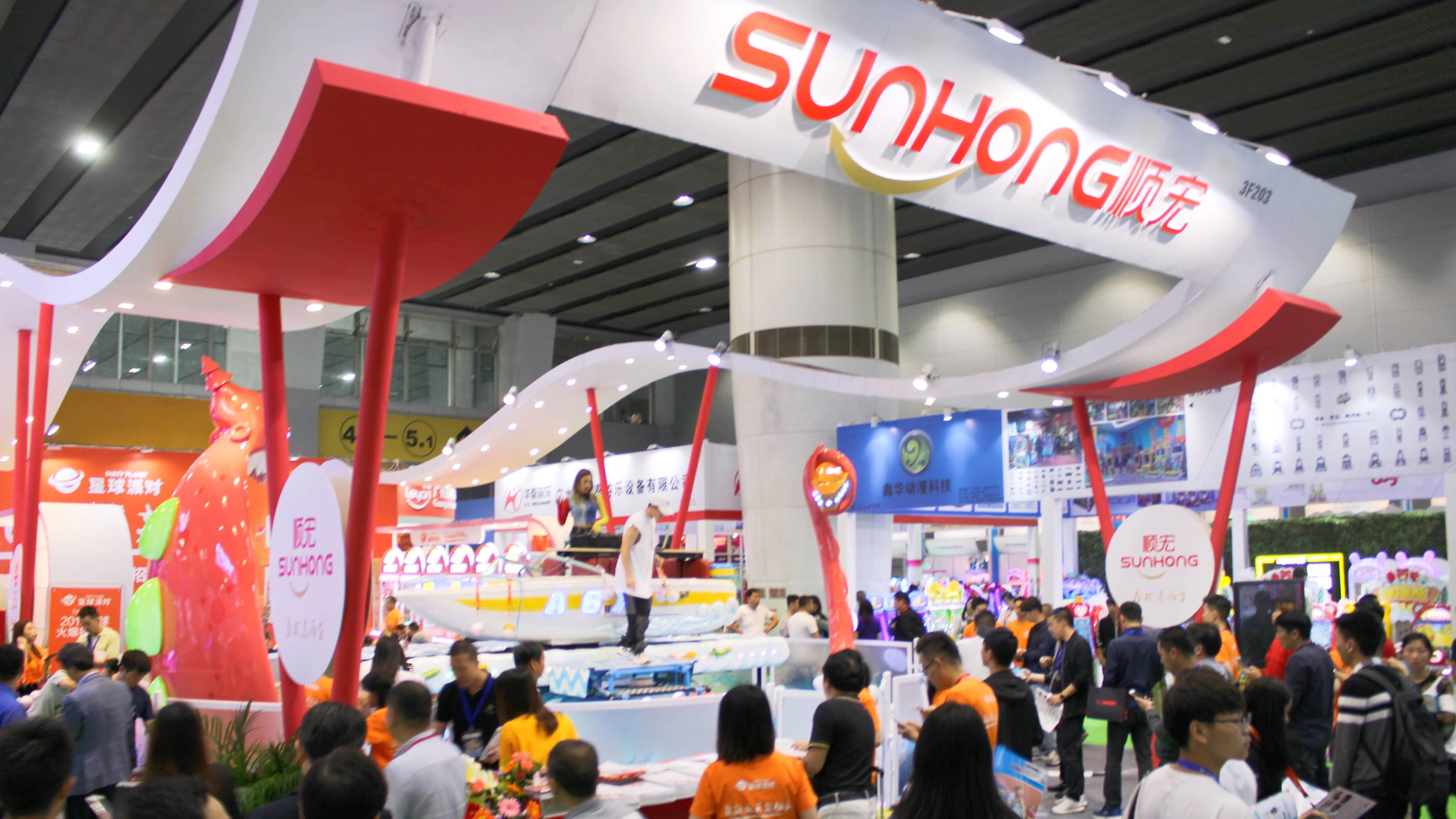Ramai pengunjung datang ke pameran tarikan taman hiburan SUNHONG