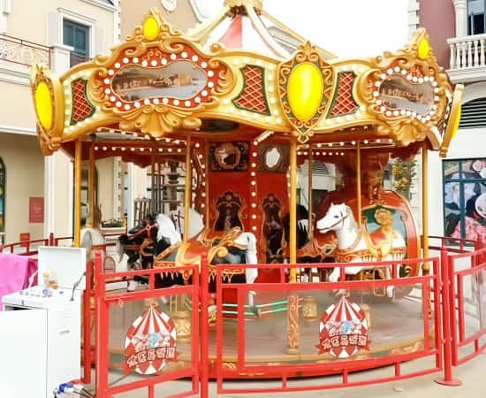 carrossel de circo maravilhoso no parque Family - SUNHONG