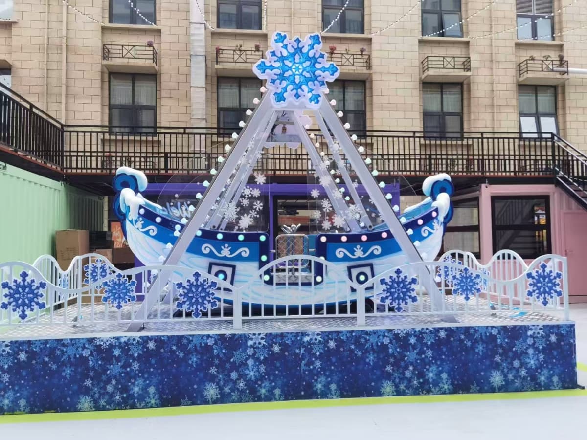 Minibarco pirata a la venta, ubicado en una plaza al aire libre de la ciudad con decoraciones de copos de nieve - SUNHONG