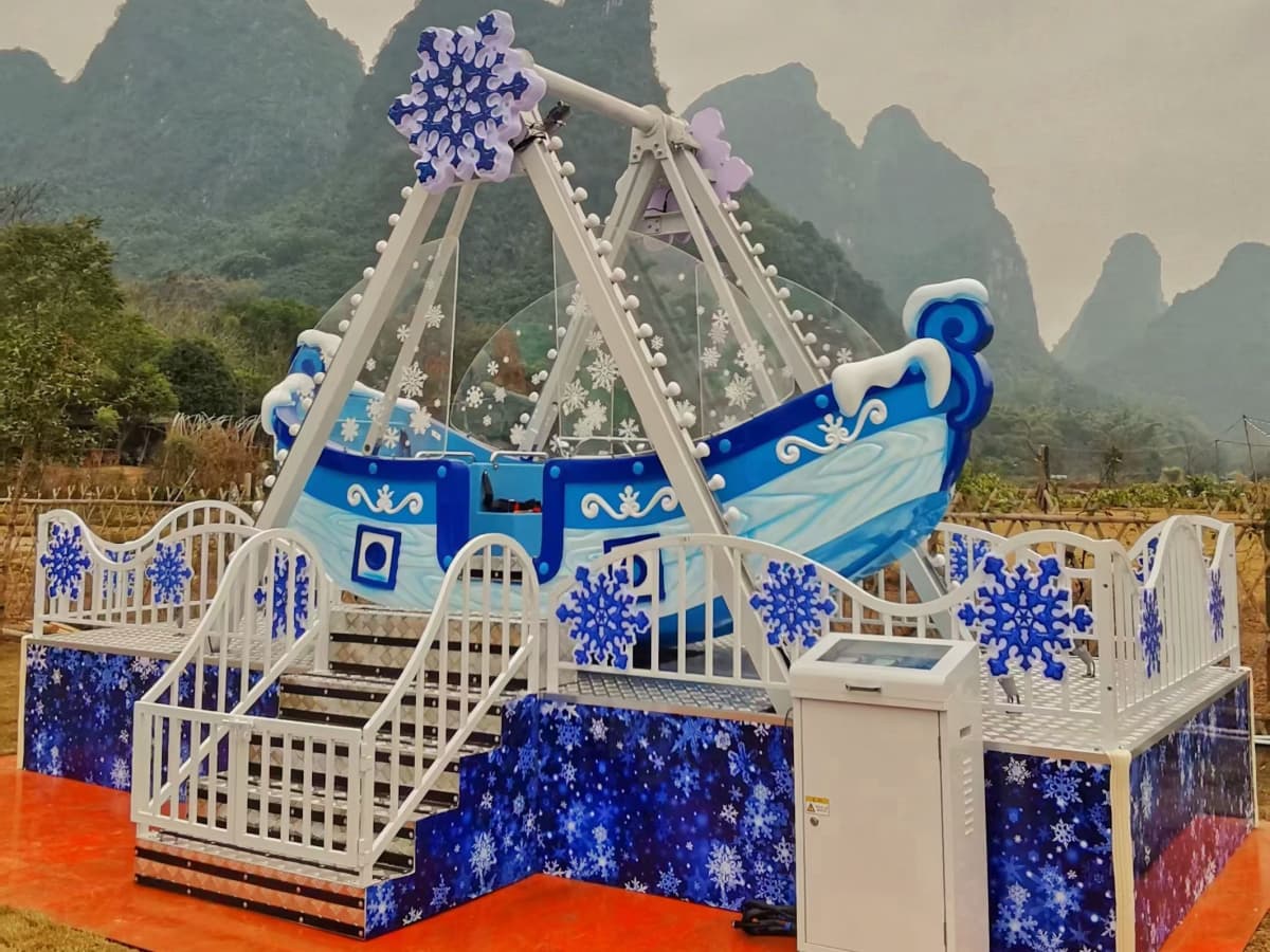 Minibarco pirata a la venta, ubicado en un paisaje montañoso al aire libre con decoración de nieve - SUNHONG