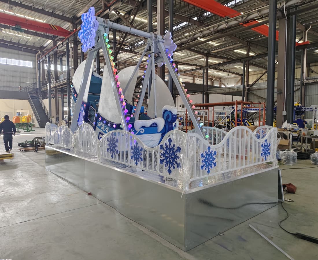 Ángulo lateral de un paseo en barco pirata con temática de nieve en la línea de producción de una fábrica de atracciones de feria - SUNHONG