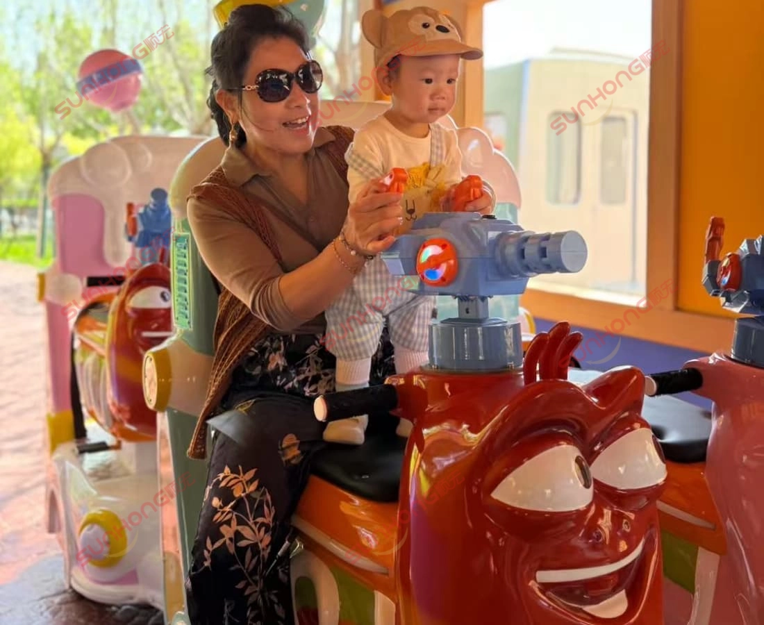 mom-child-playing-on-red-seat-larva-trackless-train - SUNHONG Mom and child enjoy the Larva Ranger trackless train ride on the Red seat, interacting with the toy shooter — a fun family attraction for sale. - SUNHONG