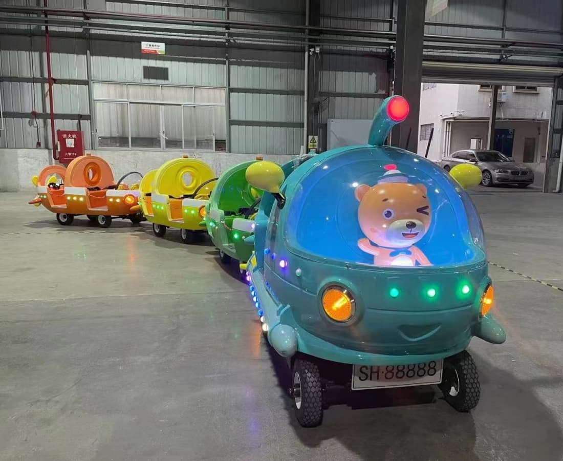 Trem elétrico sem trilhos com tema oceânico e iluminação LED à venda – armazém de fábrica à noite - SUNHONG