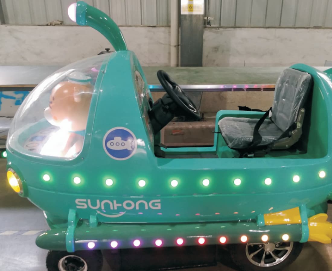 Cabine de maquinista do trem elétrico sem trilhos Ocean Train com volante, assento de segurança e iluminação lateral em LED. - SUNHONG