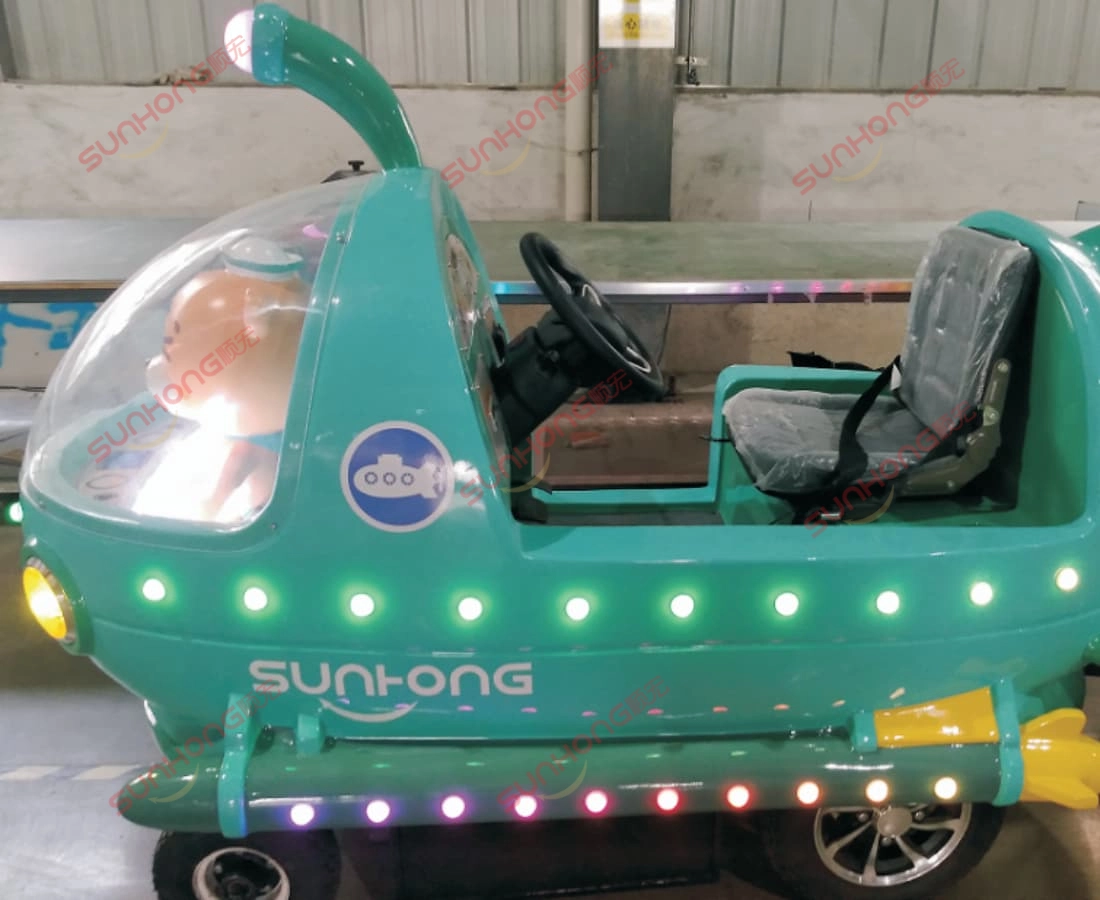 海洋列车电动无轨列车驾驶室 - SUNHONG Ocean Train电动无轨火车驾驶室,配有方向盘、安全座椅和侧面LED照明。 - SUNHONG