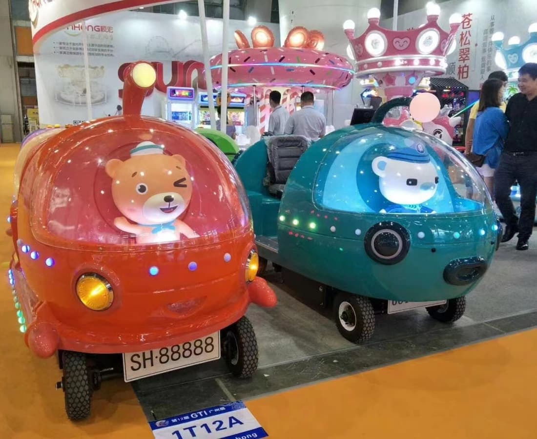 Modelos de trens elétricos com tema oceânico exibidos em um estande de exposição de equipamentos de diversão. - SUNHONG