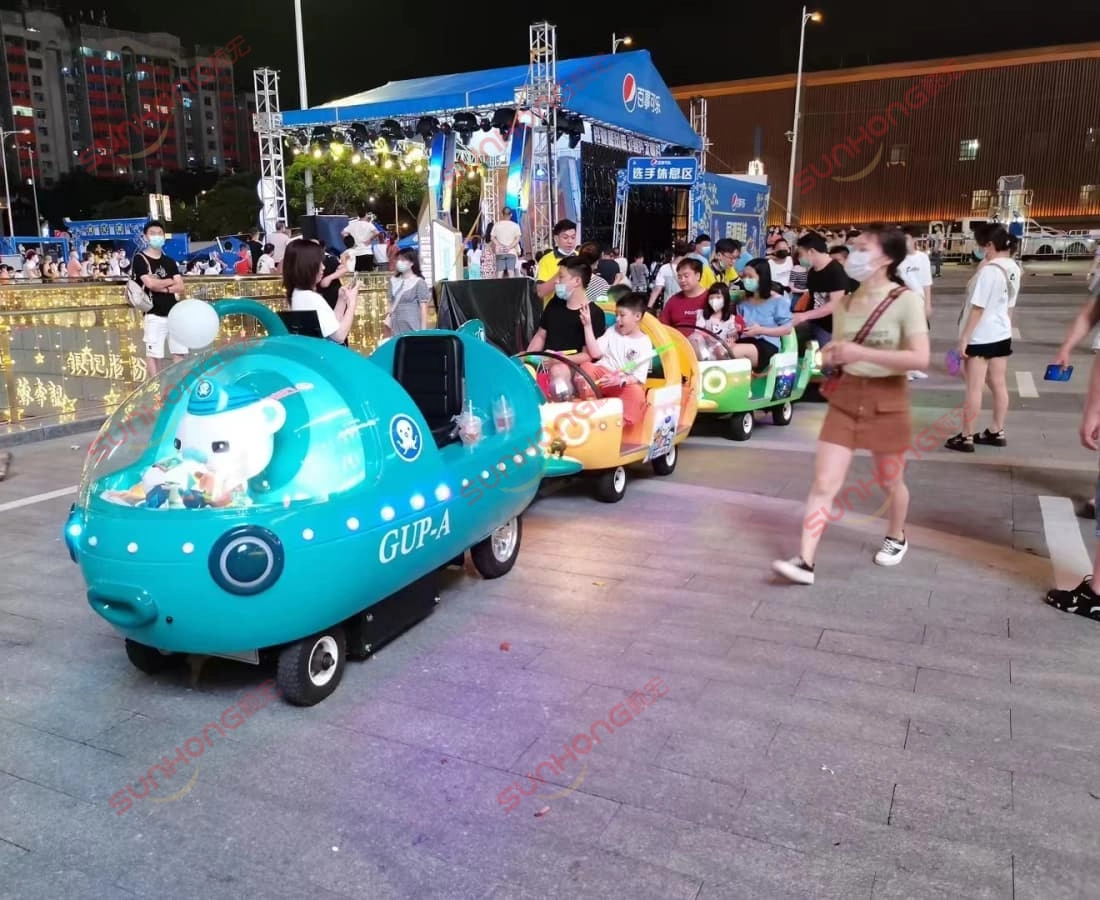 海洋列车夜间巡游活动 - SUNHONG 夜间有儿童乘坐的户外电动海洋火车,是节日城市活动的一部分。 - SUNHONG