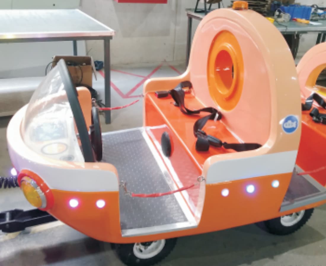 Interior do vagão laranja de um trem elétrico sem trilhos com assentos seguros e cintos de segurança - SUNHONG