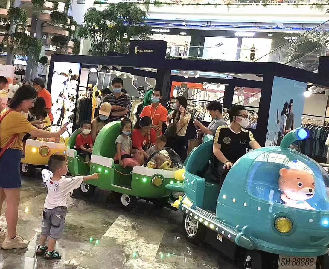 Trem elétrico oceânico em um shopping atraindo crianças e famílias, ideal para tirar fotos e passear. - SUNHONG