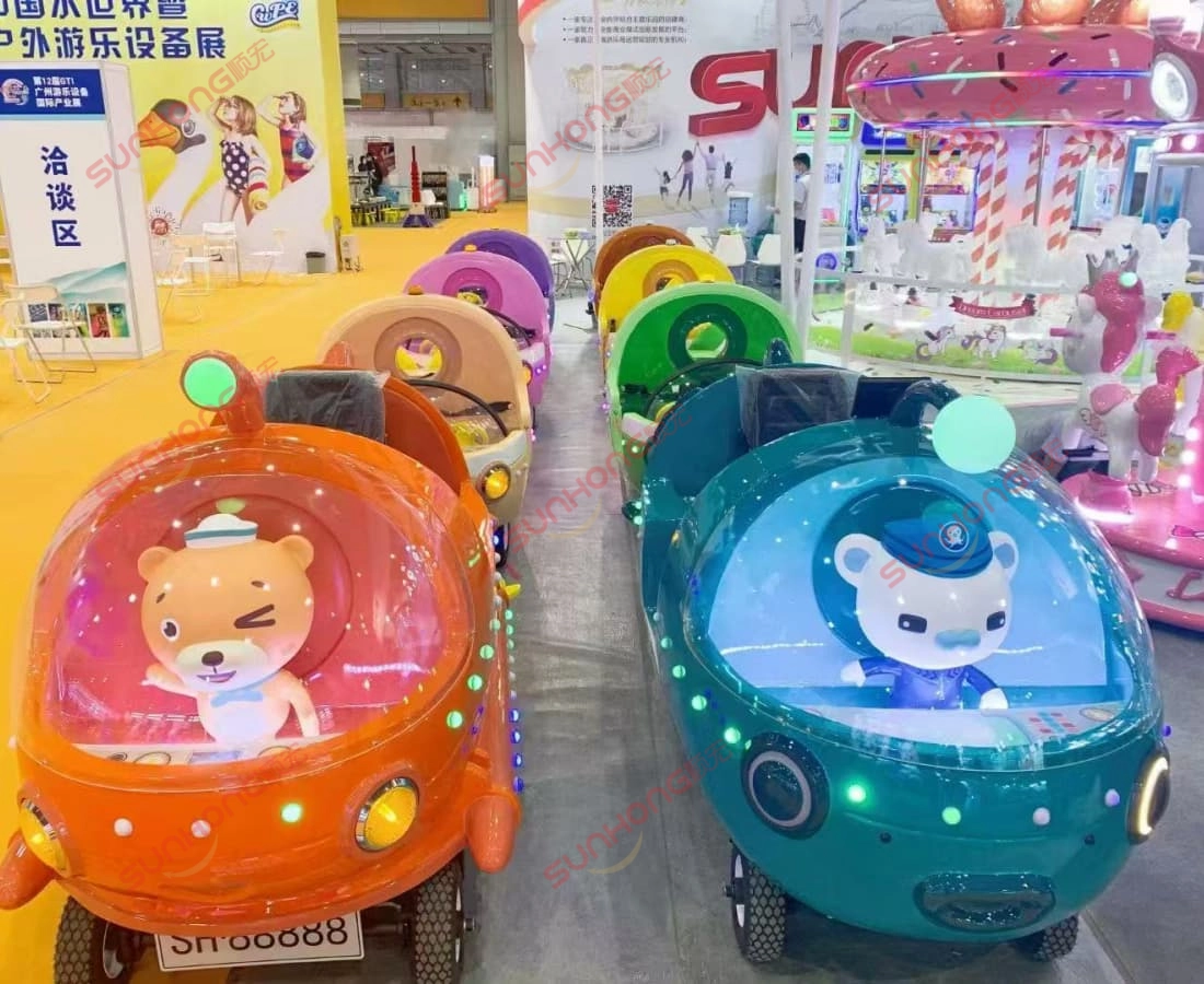 octonauts-13p-trem-sem-trilhos-exposição-programação - SUNHONG Linha completa de vagões de trem sem trilhos Octonauts exibida em uma feira comercial, destacando o estilo e a iluminação dos desenhos animados. - SUNHONG