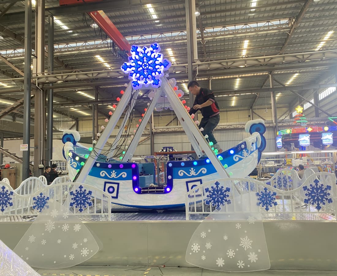 Técnico instalando luces LED en un mini barco pirata durante pruebas de fábrica - SUNHONG