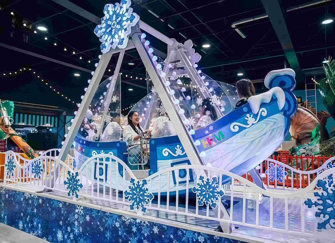 Cabina interior del increíble barco pirata de hielo con asientos seguros de HDPE y decoraciones temáticas