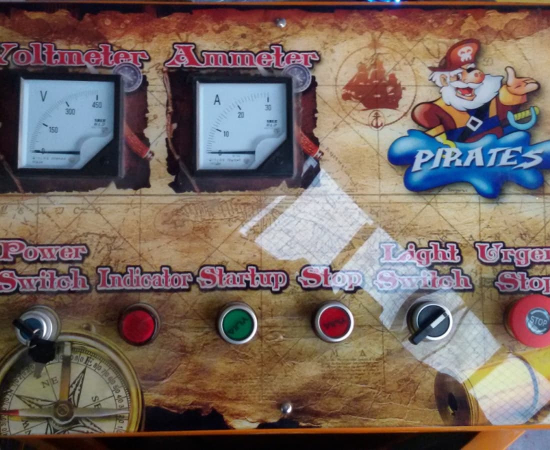 Panel de control personalizado de paseo infantil en barco pirata con temática de piratas de dibujos animados, voltímetro, amperímetro y diseño de botones de marca IP - SUNHONG