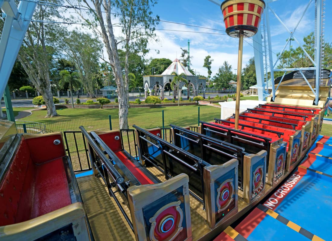 Primer plano de la disposición de los asientos dentro de una atracción de un parque de atracciones con un barco pirata