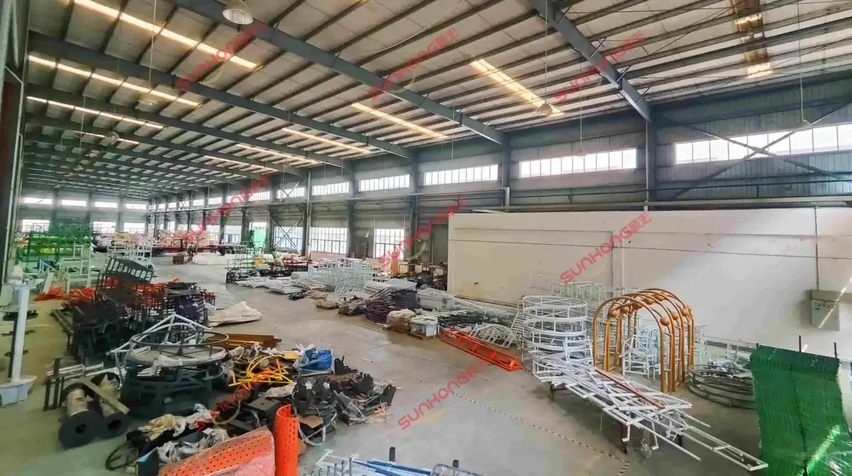 oficina de fabricação de estruturas de passeio - SUNHONG Estruturas de aço e componentes estruturais para brinquedos de diversão em fase de fabricação na base de produção de brinquedos do parque temático SUNHONG. - SUNHONG