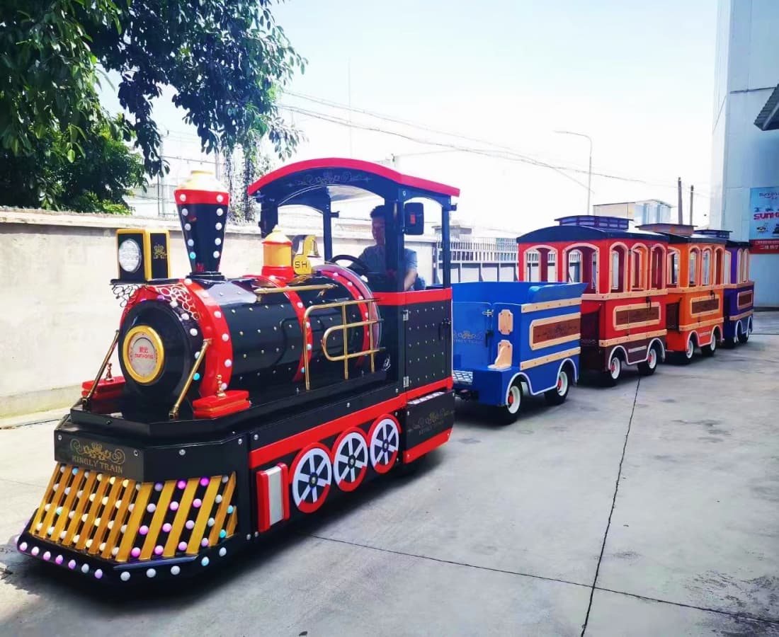 Tren real sin vías estacionado fuera del almacén con vagones estilo caoba, serie Kingly - SUNHONG