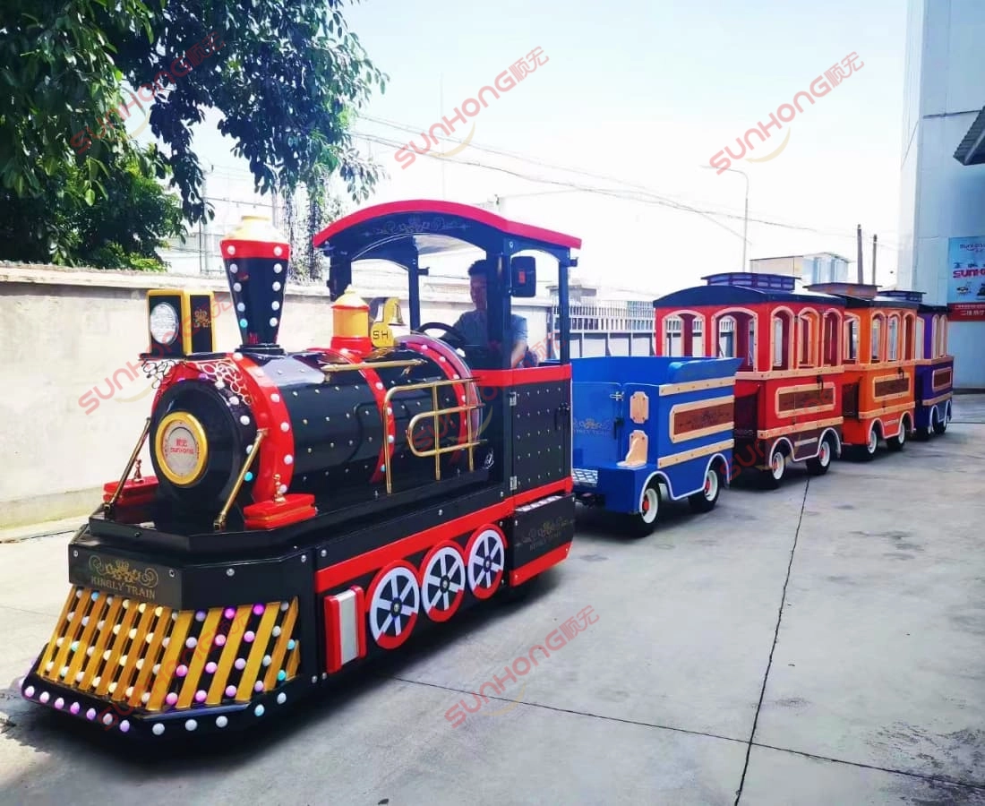 royal-trackless-electric-train-warehouse.jpg - SUNHONG 皇家无轨火车停在仓库外,配有红木风格的车厢,国王系列 - SUNHONG