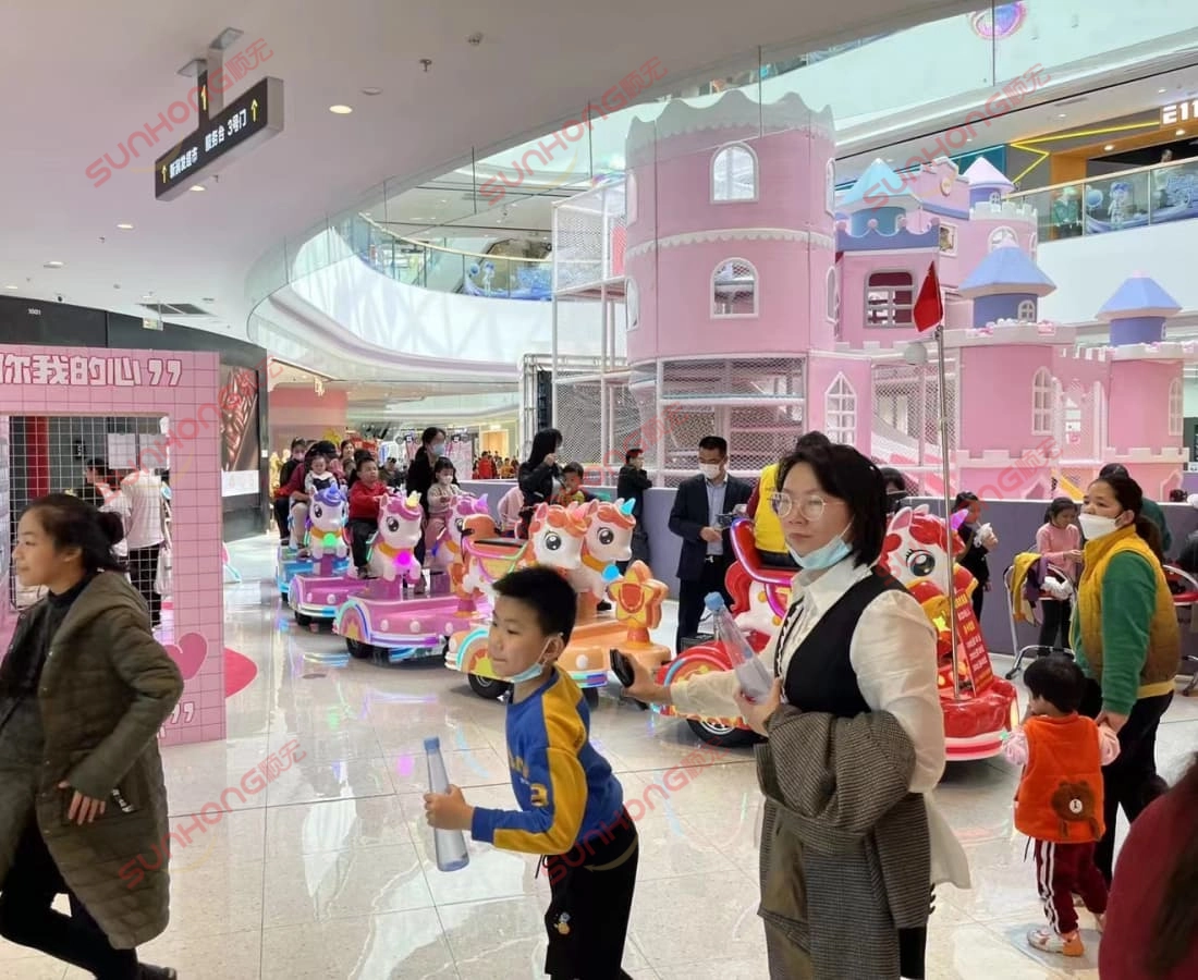 shopping-mall-kiddie-unicorn-train-castle-playground - SUNHONG Perjalanan kereta api kanak-kanak Unicorn yang beroperasi di pusat membeli-belah berhampiran taman permainan bertemakan istana merah jambu, dikelilingi oleh keluarga. - SUNHONG