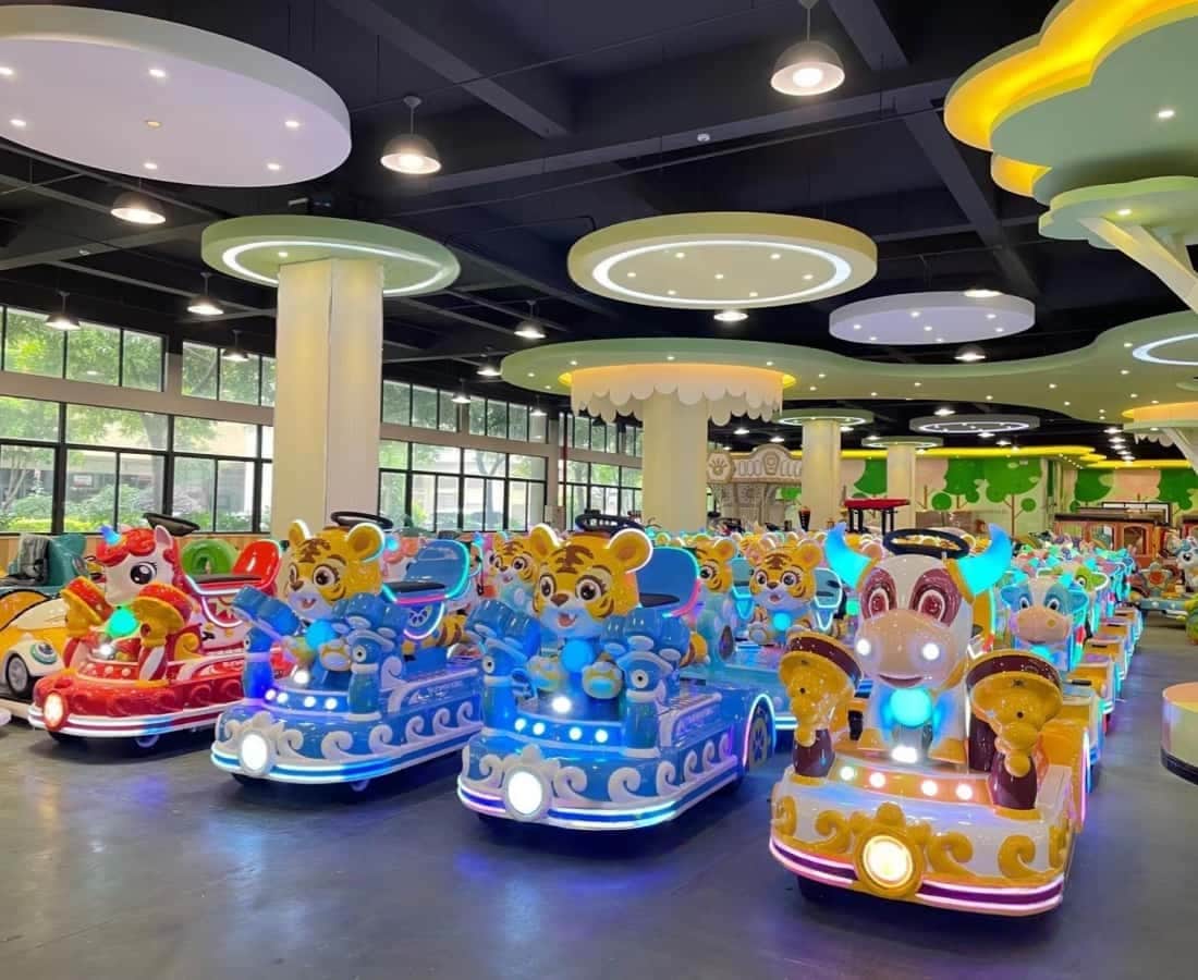 مدينة ملاهي داخلية تضم ألعابًا ملونة للأطفال مستوحاة من الحيوانات، وأنظمة قطارات ترفيهية من SUNHONG، مصممة خصيصًا لمدن الملاهي العائلية ومراكز التسوق وأماكن الترفيه الداخلية - SUNHONG