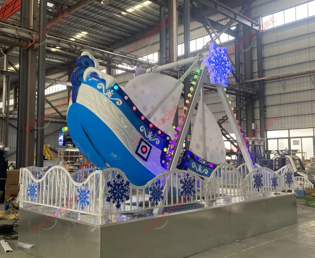 雪地海盗船骑行剖面图 - SUNHONG 工厂内令人惊叹的冰上海盗船之旅的侧面照片,配有雪花装饰和平台 - SUNHONG