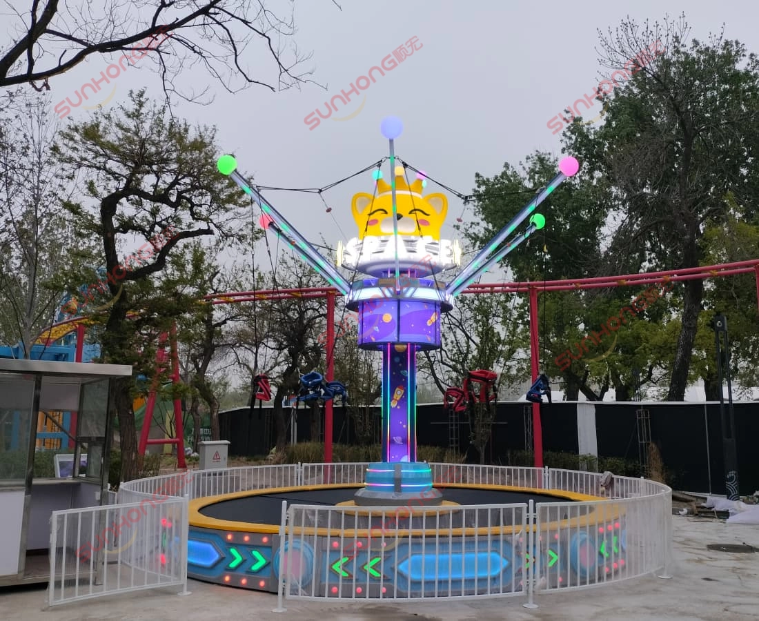 space-jump-bungee-ride-park - SUNHONG Space Jump bungee swing ride in use at a public park setting - SUNHONG