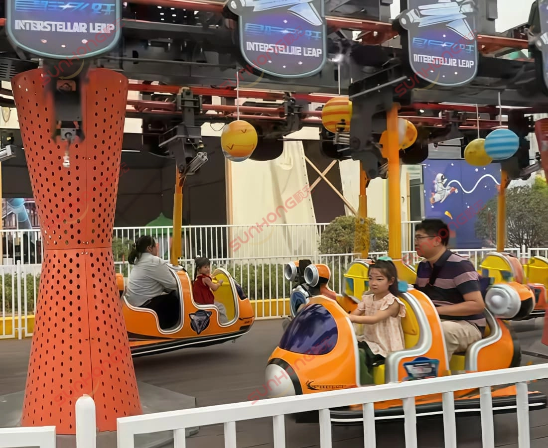 tour-en-avion-sur-le-thème-de-l-espace-pour-enfants.jpg - SUNHONG Gros plan d'enfants voyageant à bord du petit avion Interstellar, un manège sur le thème de l'espace - SUNHONG