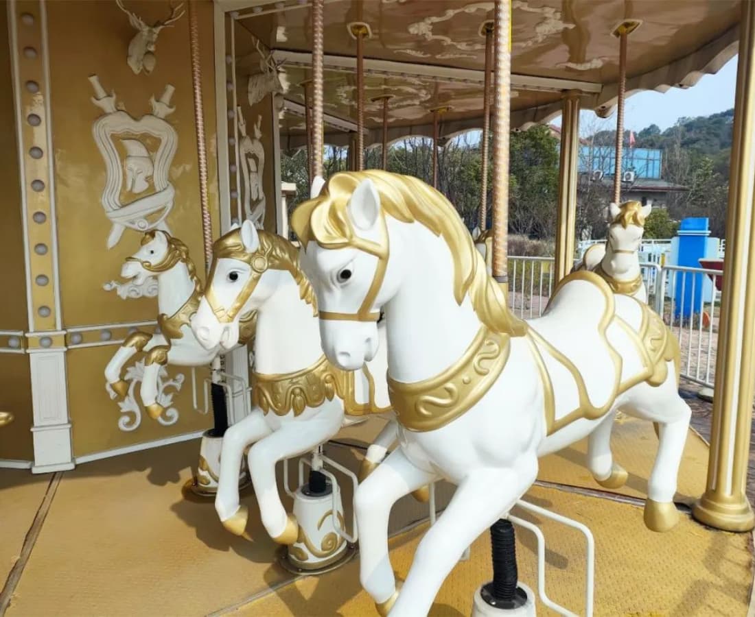 Cheval debout sur un manège