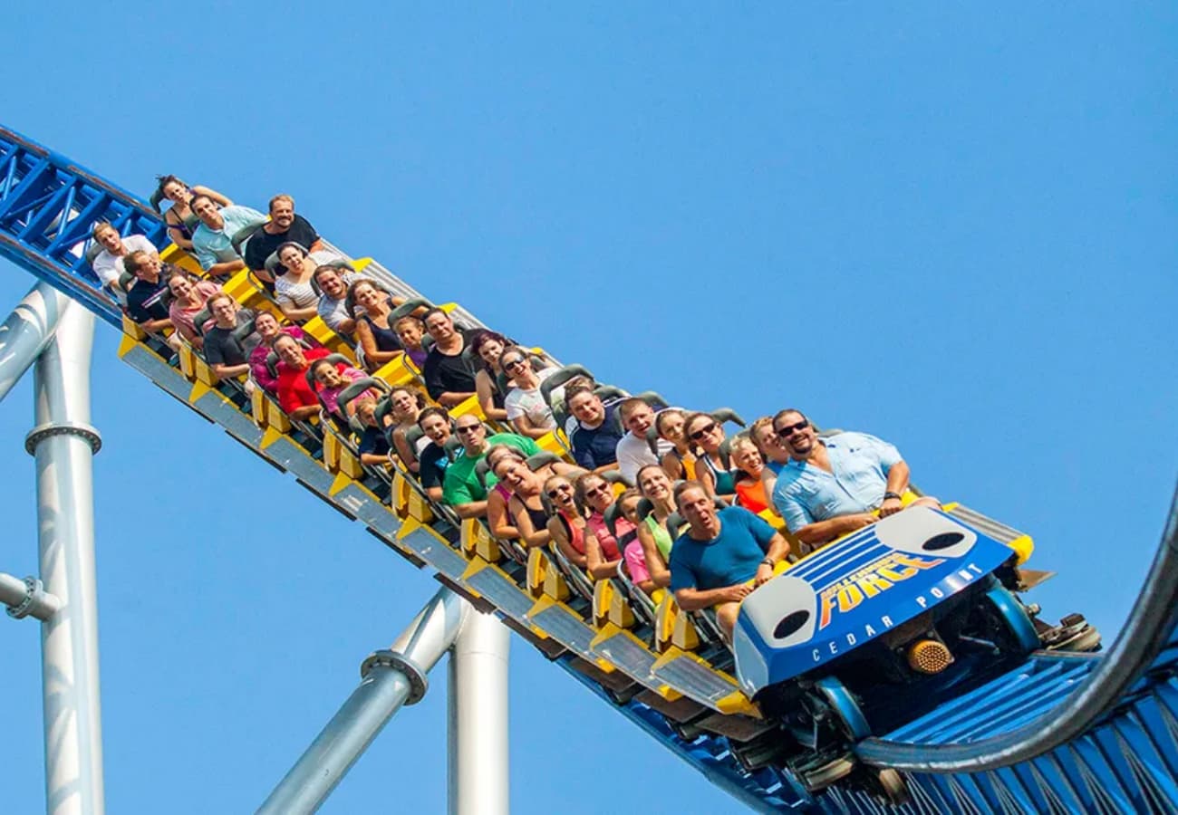 Passageiros andando em uma montanha-russa de aço de alta velocidade em Cedar Point