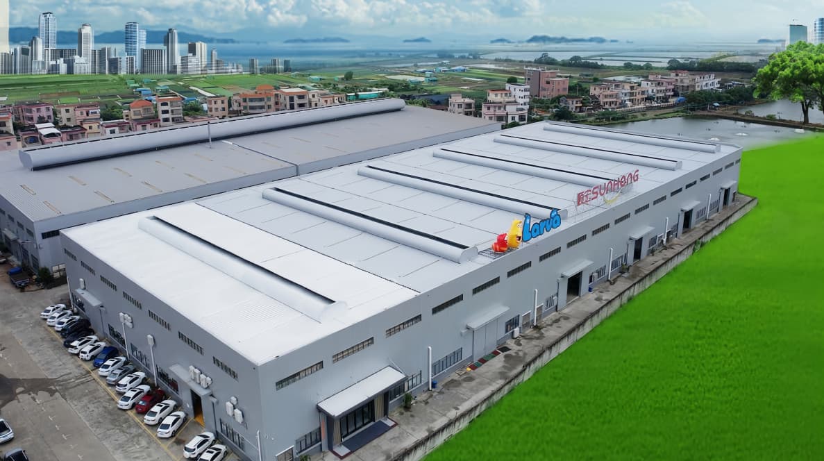 Производственная база SUNHONG Amusement Park Rides, занимающая общую площадь 30 000 квадратных метров, демонстрирует возможности по производству аттракционов. - SUNHONG