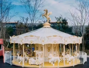 Carrossel branco e dourado com um Pégaso no topo, rodeado por árvores. - SUNHONG