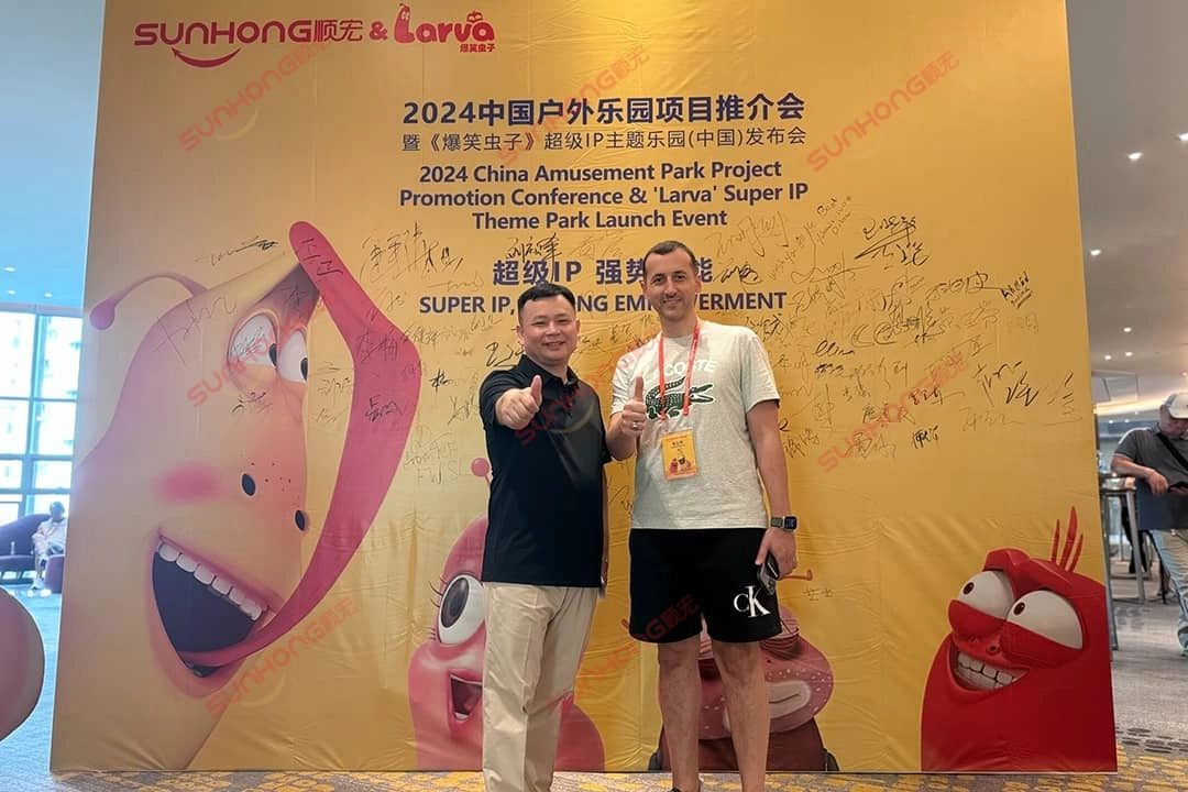 SUNHONG-CEO-e-investidores-tirando-uma-foto-de-grupo-durante-a-cerimônia-de-assinatura-da-licença-de-PI-da-LARVA O CEO da SUNHONG e investidores tirando uma foto em grupo durante a cerimônia de assinatura da licença de propriedade intelectual da Larva