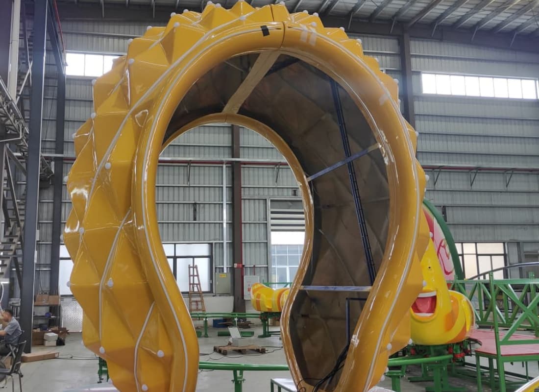 Установка стекловолоконных каркасов SUNHONG на аттракционах, обеспечивающая высокое качество отделки и надежную защиту. - SUNHONG