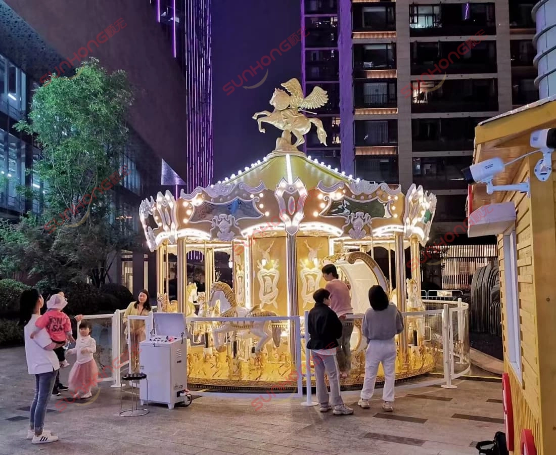 SUNHONG-knight-sparta-12P-carousel-night-lighting-03 - SUNHONG SUNHONG Knight Sparta 12P karusel bercahaya pada waktu malam dengan orang ramai beratur untuk menunggang, karusel hiburan untuk dijual - SUNHONG