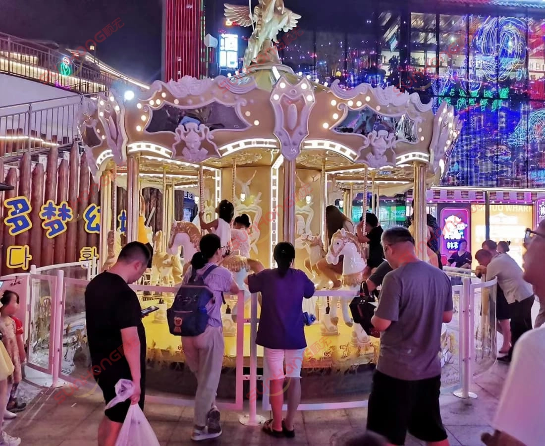 SUNHONG-knight-sparta-12P-carousel-night-lighting - SUNHONG Karusel SUNHONG Knight Sparta 12P dengan pencahayaan keemasan pada waktu malam, ramai orang beratur di hadapan untuk menunggang, karusel hiburan untuk dijual - SUNHONG