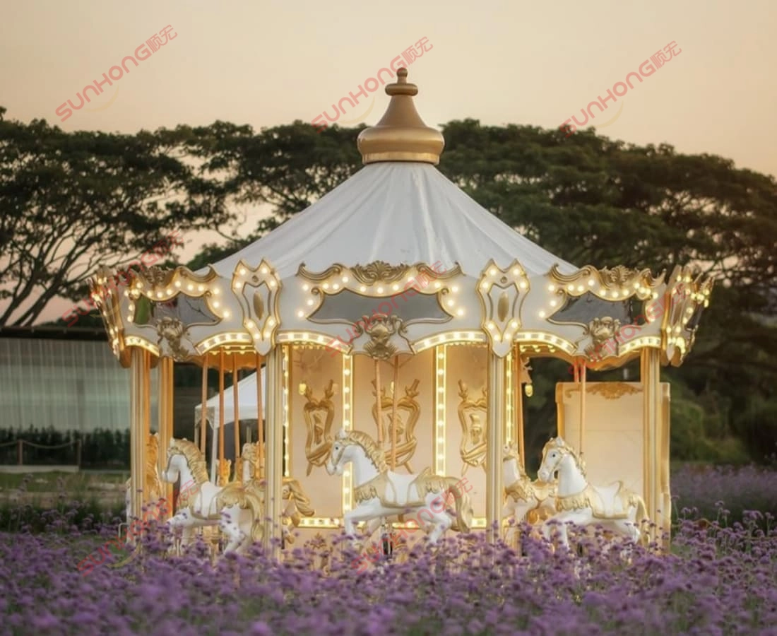 SUNHONG-Knight-Sparta-12P-carrousel-fleurs-violettes-lumières - SUNHONG Carrousel SUNHONG Knight Sparta 12P illuminé de lumières dorées dans un champ de fleurs violettes - SUNHONG