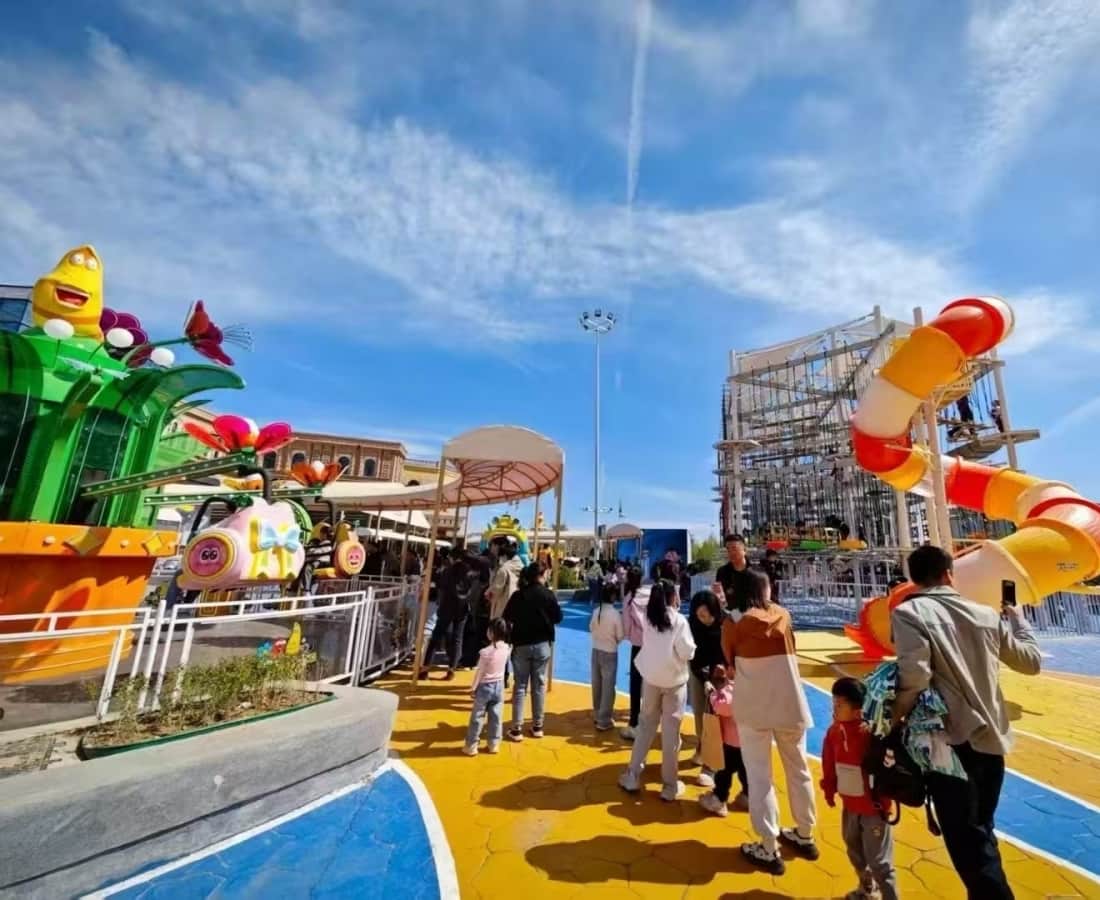 Larva-themed amusement park built by SUNHONG, successfully operating with high visitor numbers under SUNHONG's guidance. On the left, the Larva Blooms ride is prominently visible. - SUNHONG