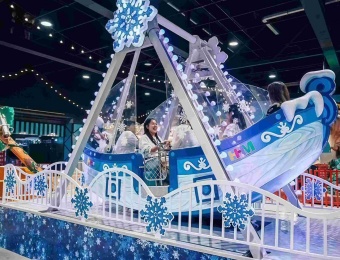 Pessoas passeando em um barco pirata com tema de inverno, decorado com flocos de neve. - SUNHONG