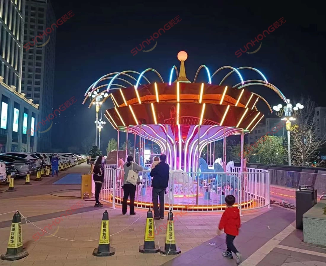 SUNHONG 的 16P 黄金年轮在停车场闪耀,吸引众多观众 - SUNHONG 16P 黄金年轮旋转木马出售,夜间有灯光。 - SUNHONG