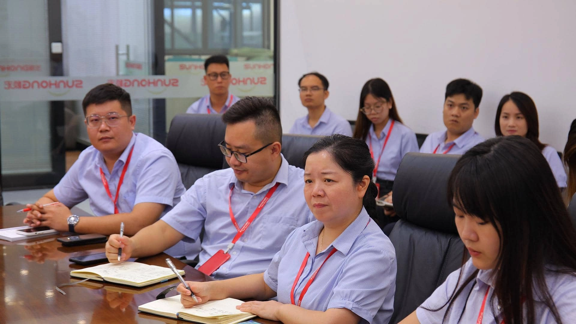L'équipe opérationnelle de SUNHONG effectue une analyse de marché L'équipe opérationnelle de SUNHONG effectue une analyse de marché