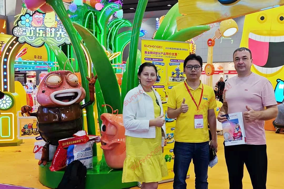 SUNHONG apresenta brinquedos de diversão com tema de larva em uma exposição industrial, atrai investidores para consultas e fotos de grupo SUNHONG apresenta brinquedos de diversão com tema de larvas em uma exposição do setor, atraindo investidores para consultas e fotos de grupo