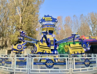 Brinquedo Time Jump em parque de diversões, com assentos amarelos e detalhes em azul sob um céu claro. - SUNHONG