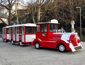 Passeio de trenzinho turístico em miniatura SUNHONG, vermelho e branco, sem trilhos, com dois vagões de passageiros. - SUNHONG