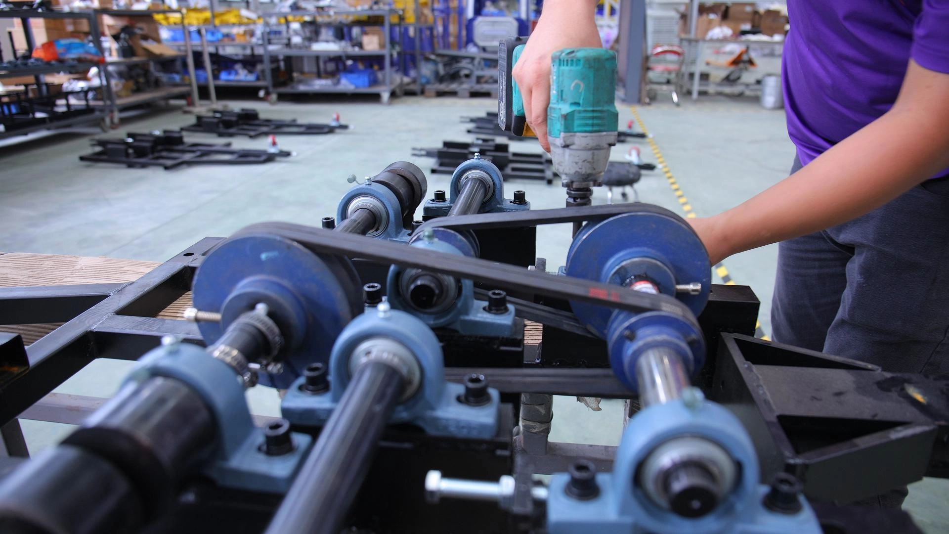 SUNHONG workers are correcting parts of amusement park equipment - SUNHONG