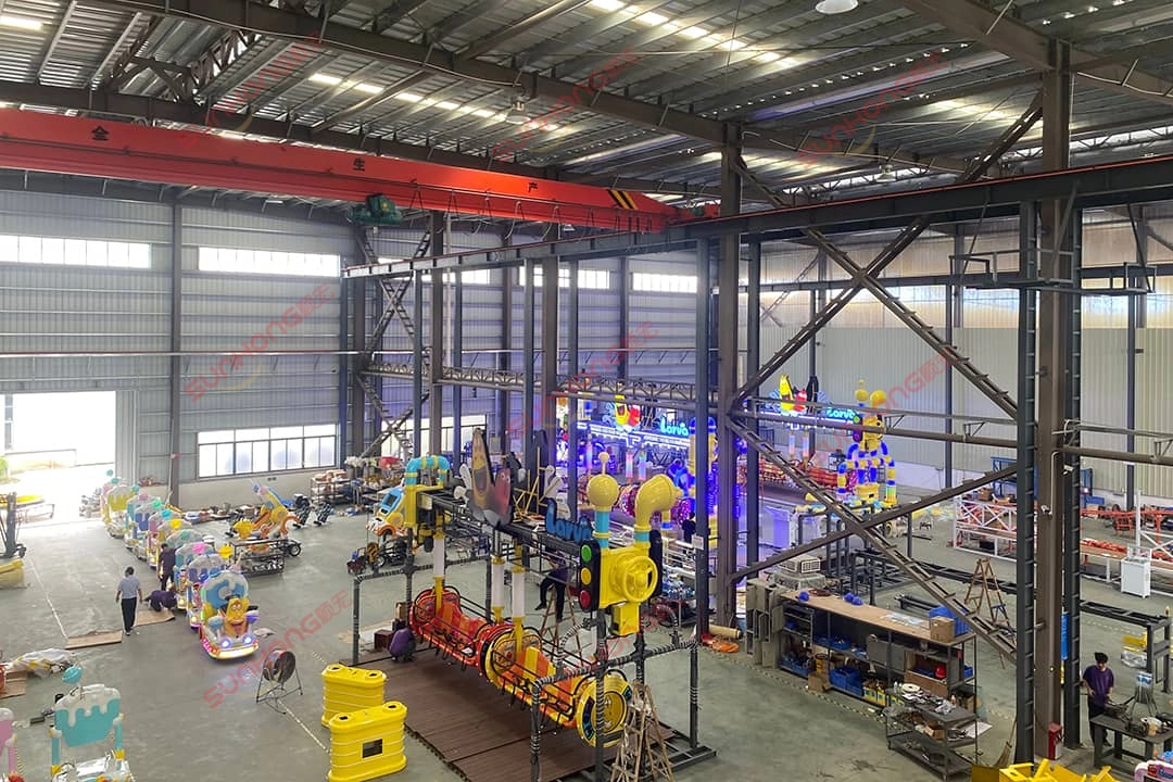 Trabalhadores da SUNHONG instalando o brinquedo Larva Swinger na oficina da fábrica Trabalhadores da SUNHONG instalando o brinquedo Larva Swinger na oficina da fábrica